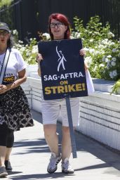 Kate Flannery - Joins the Strike at Netflix in Los Angeles 08/03/2023