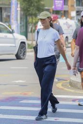 Katie Holmes Stroll Through New York 08/09/2023