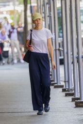 Katie Holmes Stroll Through New York 08/09/2023
