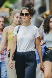 Katie Holmes Stroll Through New York 08/09/2023