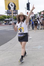 Katie Lowes – SAG-AFTRA and WGA Strike in Hollywood 08/09/2023