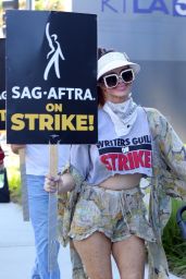 Phoebe Price - Supports SAG Strike Outside Netflix