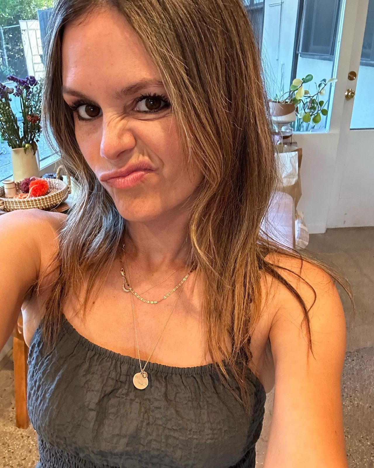 Cute and Sexy Rachel Bilson Selfie, What a Hottie!