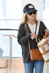 Reese Witherspoon - Airport in New York 08/18/2023