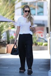 Rosie Huntington-Whiteley - Out in Beverly Hills 08/17/2023