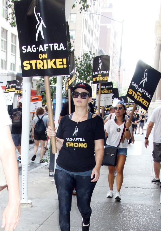 Samantha Mathis at the SAG/AFTRA Strike in New York 08/21/2023