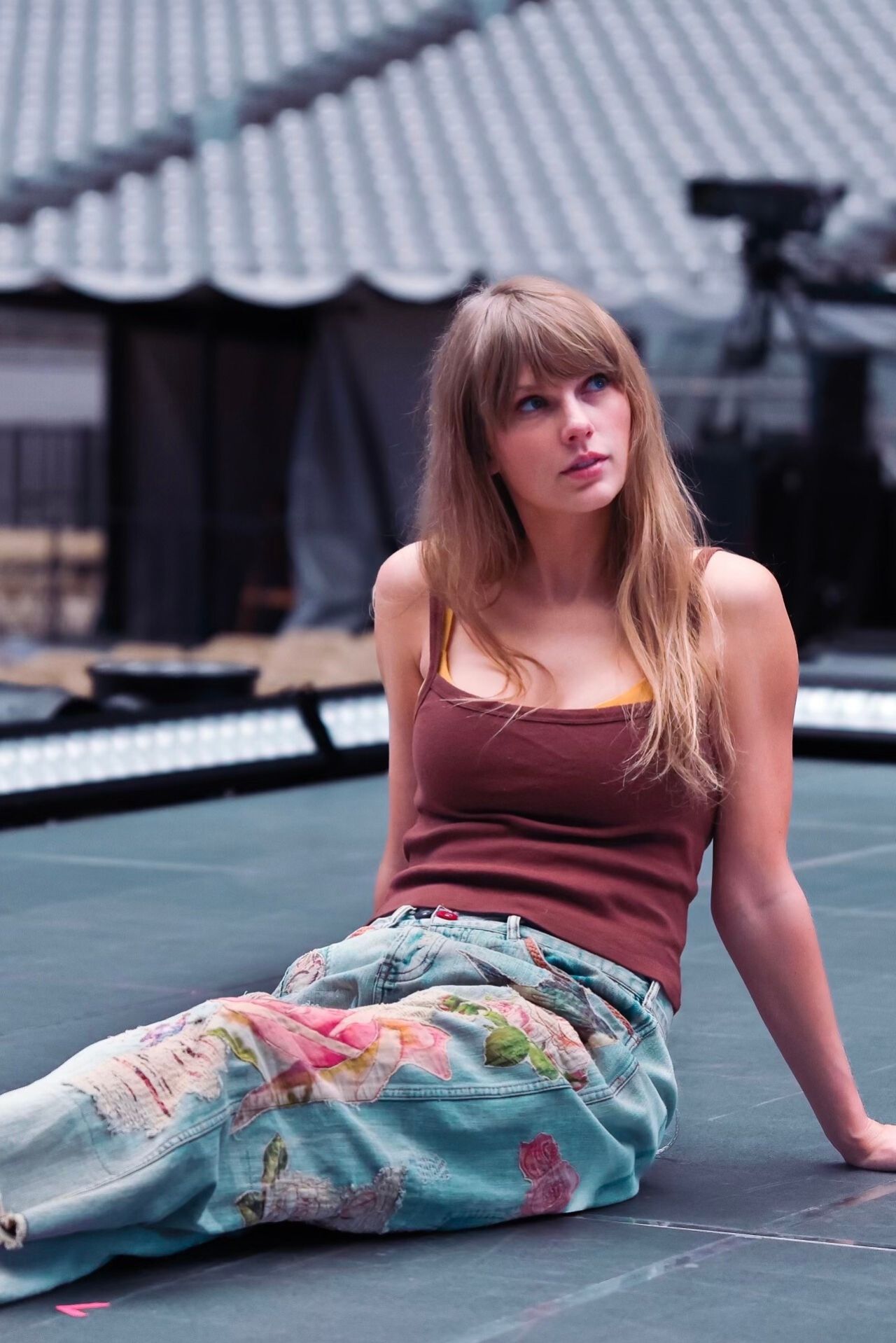 Casual Taylor Swift Beautiful in Tank Top and Jeans, Her Tits Look Incredible!