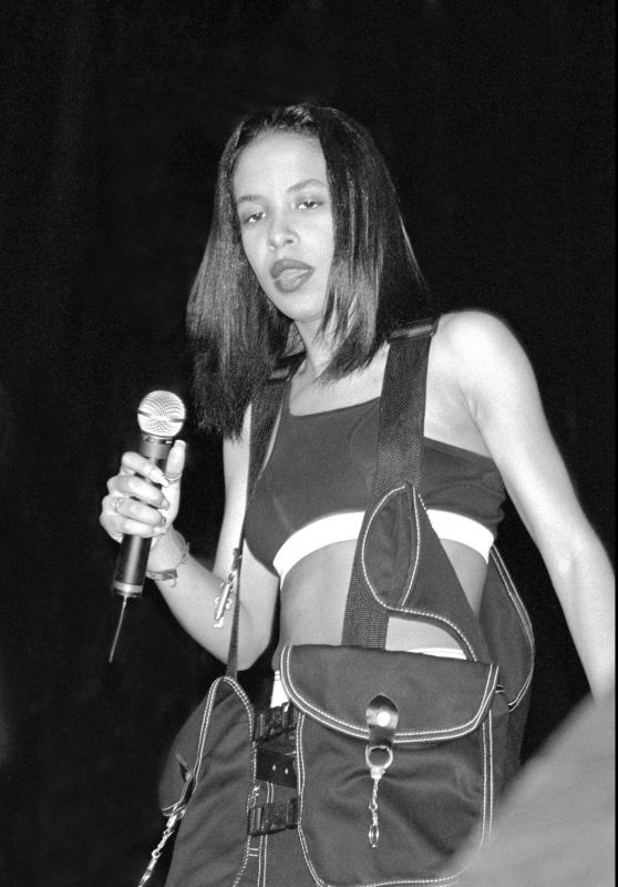 Aaliyah - Performing at the Apollo Theater in Harlem 11/04/1995