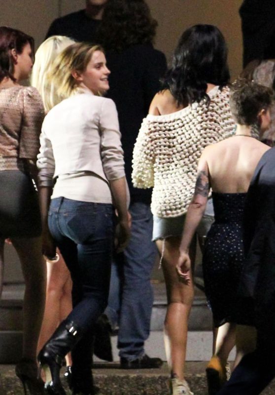 Emma Watson Booty in Jeans - "End Of The World" Set in New Orleans 05/31/2012