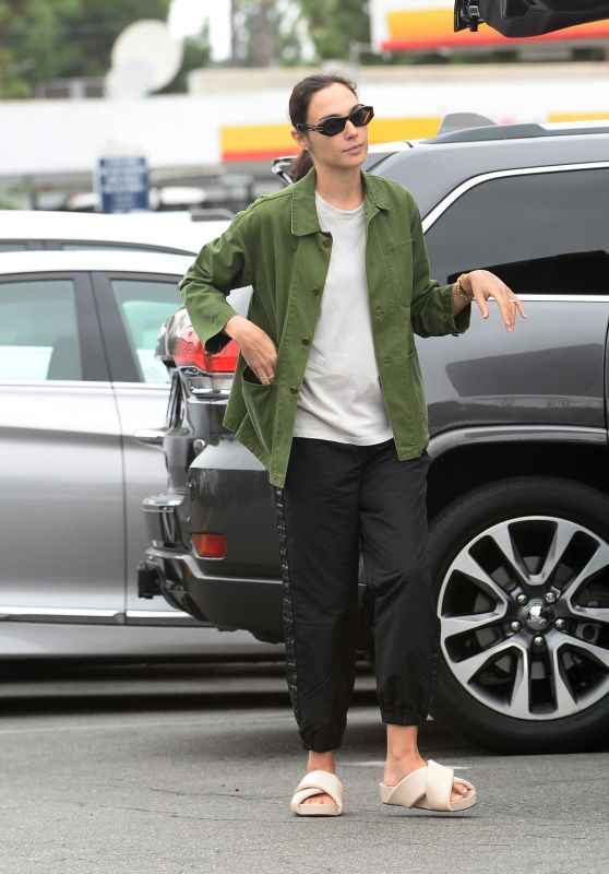 Gal Gadot and Jaron Varsano at the Farmers Market in Los Angeles 09/17/2023