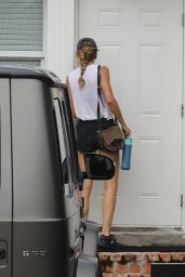 Gisele Bundchen in Workout Outfit at Home in Miami 09/02/2023