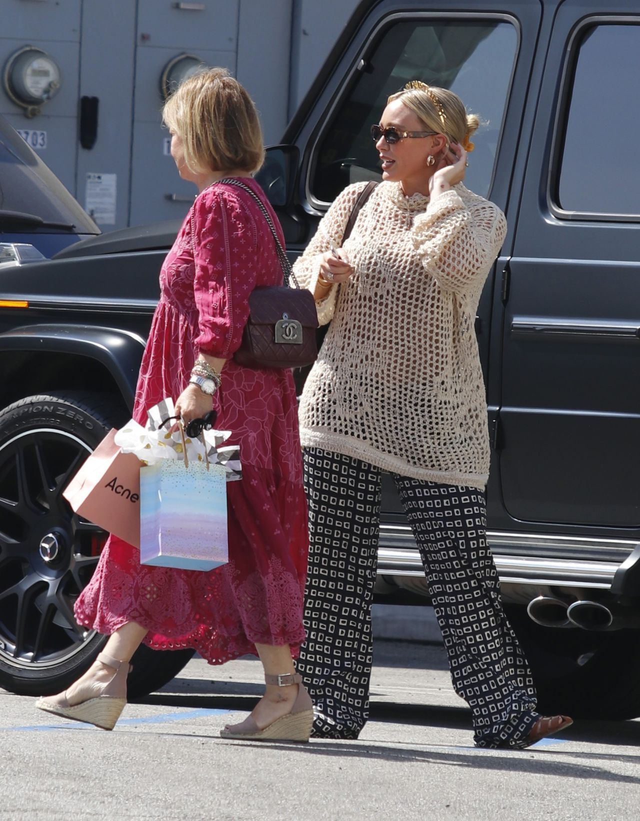 Hilary Duff - Shopping in Los Angeles 09/28/2023 • CelebMafia