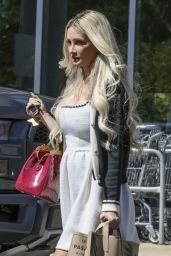 Holly Madison at Erewhon Market in Los Angeles 09/26/2023