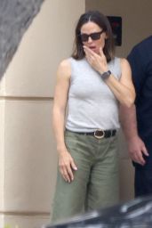Jennifer Garner in a Chic Tank Top in Brentwood 08/31/2023