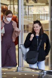 Jennifer Garner - Shopping at Neiman Marcus in Beverly Hills 09/02/2023