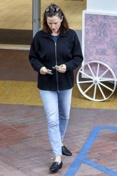 Jennifer Garner - Shopping at Neiman Marcus in Beverly Hills 09/02/2023
