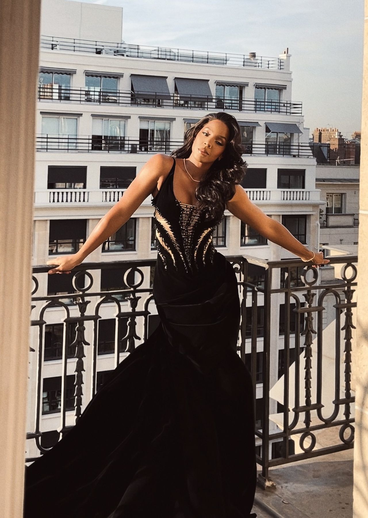 Kelly Rowland - Photo Shoot on the Balcony in Her Hotel in Paris 09/26