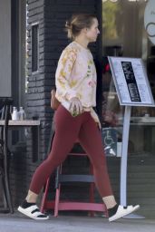 Kristen Bell in Casual Attire at Metamorphosis Studios in Los Feliz 09/25/2023