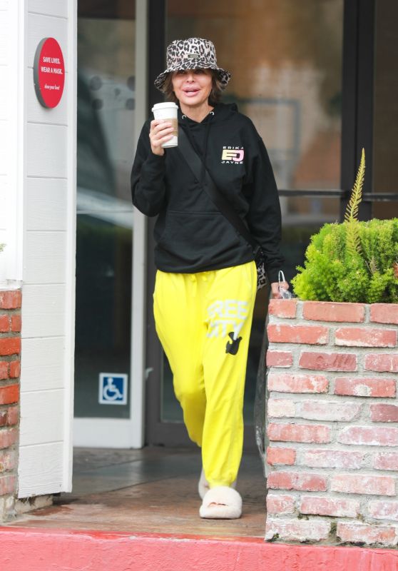 Lisa Rinna in Comfy Outfit in Los Angeles 09/16/2023