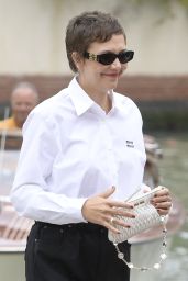 Maggie Gyllenhaal Arrives at the Dock of the Hotel Excelsior at Lido in Venice 09/04/2023