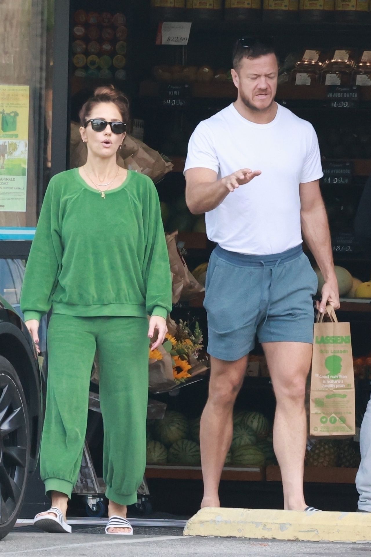 Minka Kelly and Dan Reynolds at Lassens Natural Foods in Los Feliz 09