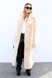 Olivia Wilde - Chloé Show at Paris Fashion Week 09/28/2023