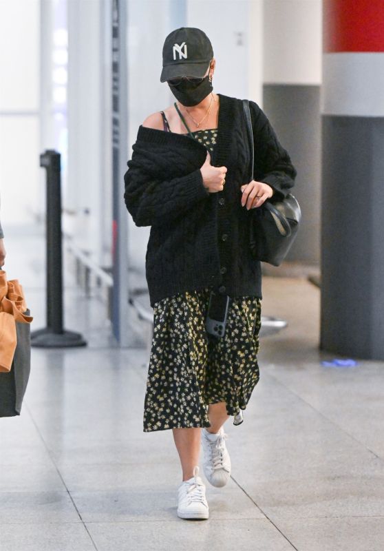 Scarlett Johansson Arrives at JFK Airport in New York 09/23/2023