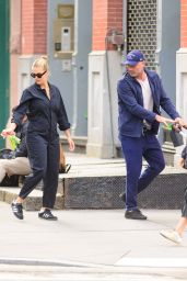 Taylor Neisen and Liev Schreiber Out in Manhattan’s SoHo Neighborhood 09/22/2023