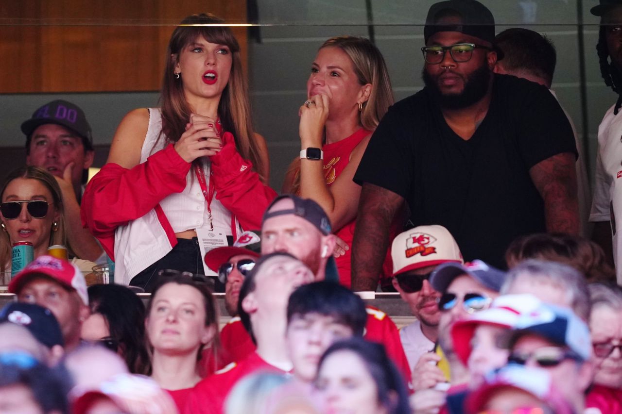 Taylor Swift - Chiefs Game at Arrowhead Stadium in Kansas City 09/24 ...