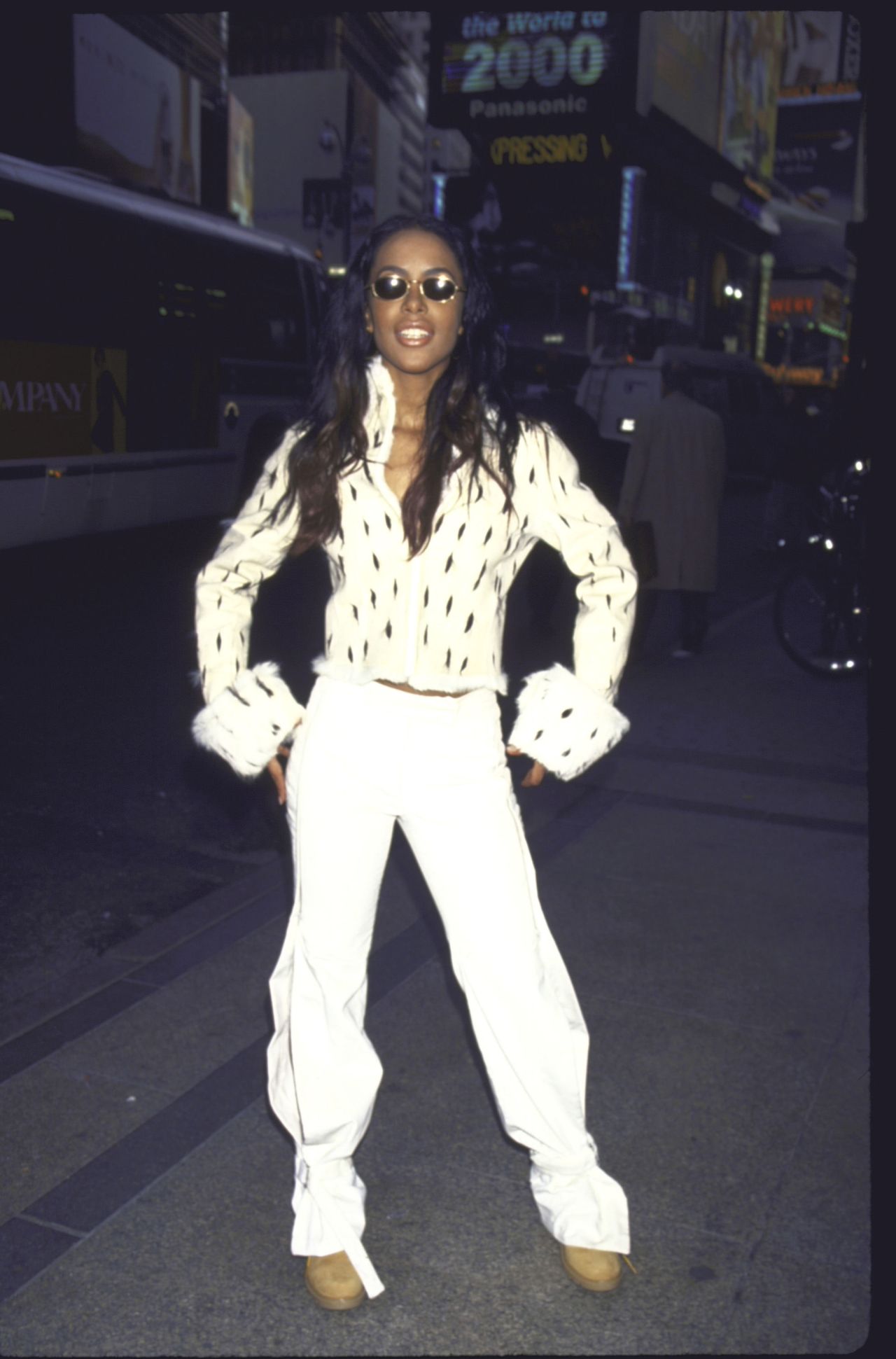 Aaliyah - MTV TRL Appearance 2001 in NYC • CelebMafia