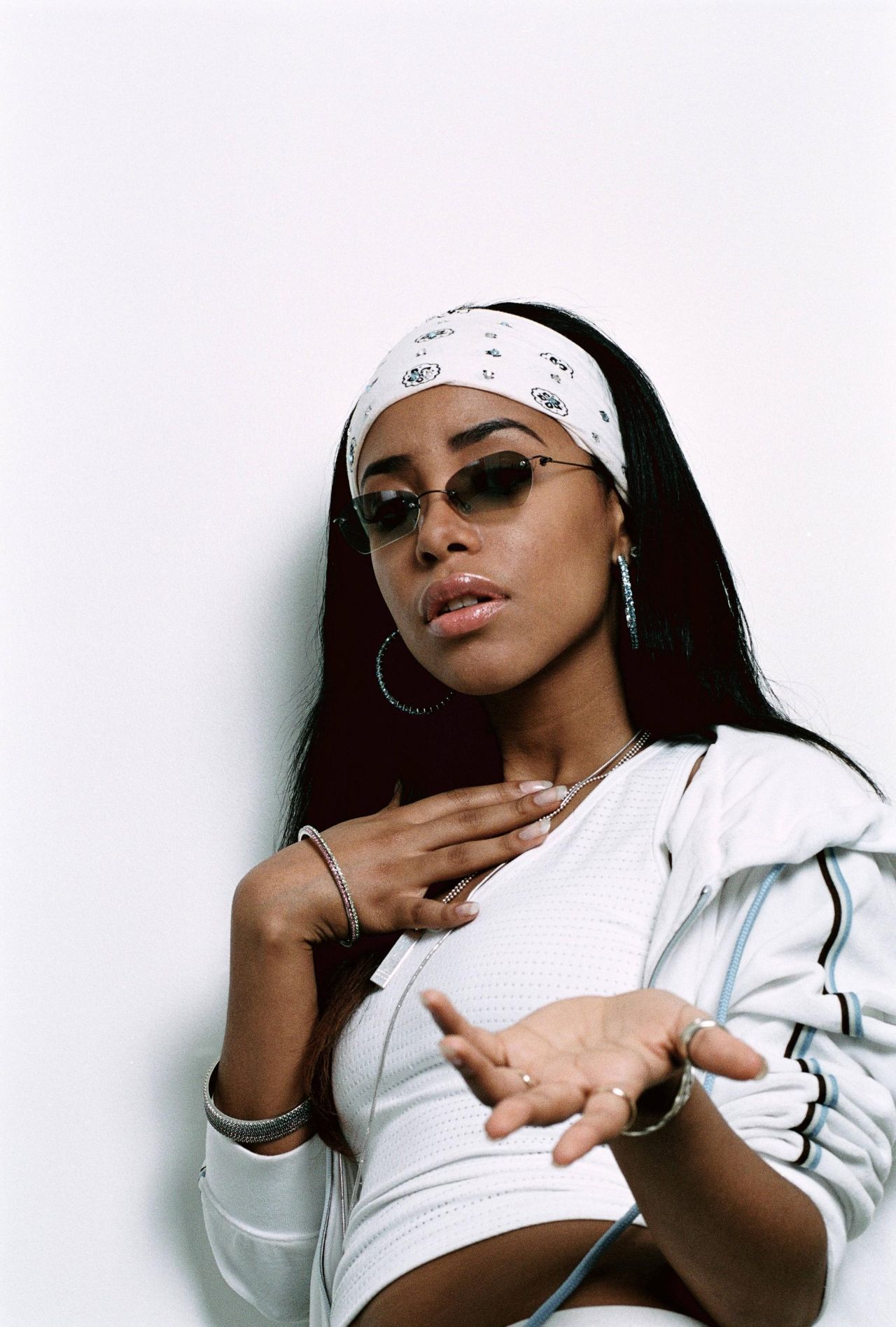 It girl aliyah. Aaliyah 90. Рэперша Аалия. Девушки рэперши. Банданы в стиле темнокожих.