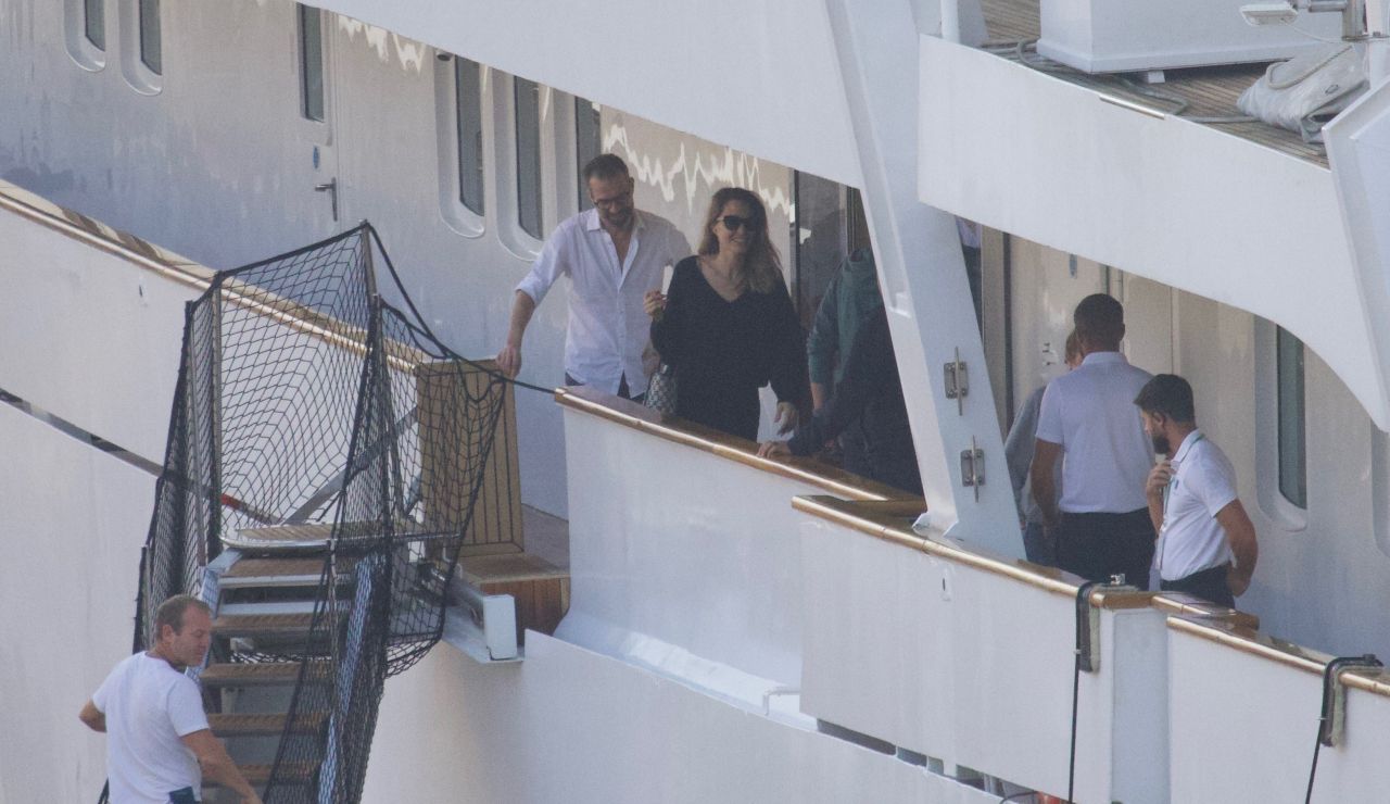 https://celebmafia.com/wp-content/uploads/2023/10/angelina-jolie-on-christina-o-yacht-to-film-maria-callas-biopic-in-katapola-10-16-2023-2.jpg