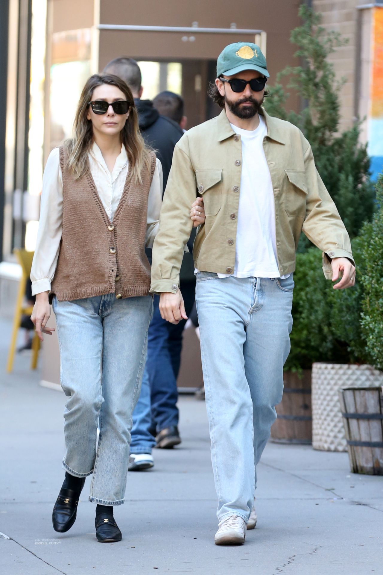 Elizabeth Olsen With Her Husband In New York 10 25 2023 • Celebmafia