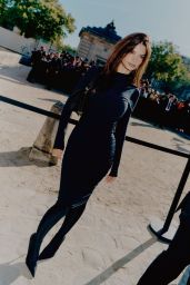 Emily Ratajkowski - Balenciaga Fashion Show in Paris 10/01/2023