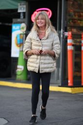 Goldie Hawn in Casual Outfit at a Gas Station in Los Angeles 10/26/2023