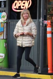 Goldie Hawn in Casual Outfit at a Gas Station in Los Angeles 10/26/2023