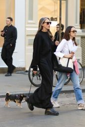Jenna Lyons Wearing an All-black Outfit in Manhattan’s Soho Area 10/12/2023