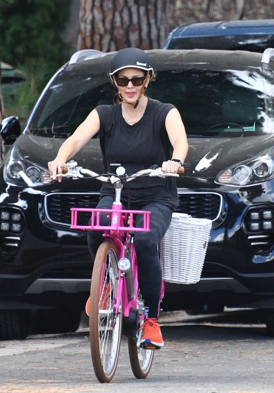 Jennifer Garner Bike Ride in LA 10/03/2023