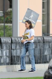 Jennifer Garner - SAG-AFTRA Strike in Los Angeles 10/24/2023