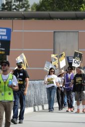 Jennifer Garner - SAG-AFTRA Strike in Los Angeles 10/24/2023