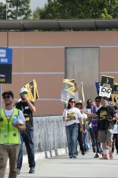 Jennifer Garner - SAG-AFTRA Strike in Los Angeles 10/24/2023