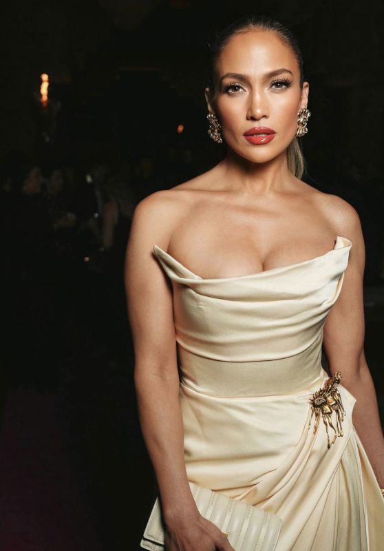 Jennifer Lopez Outfit 10/12/2023