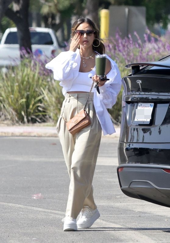 Jessica Alba - Out in Los Angeles 10/03/2023