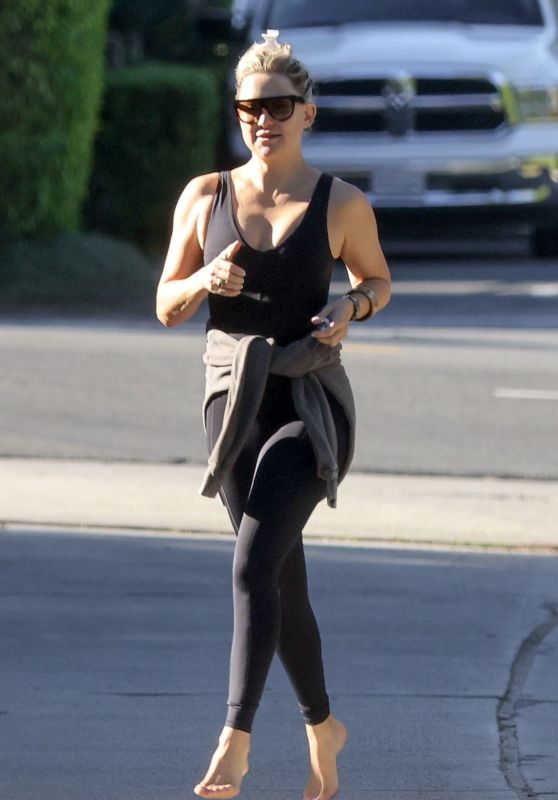 Kate Hudson Goes Barefoot in Los Angeles 10/17/2023 • CelebMafia