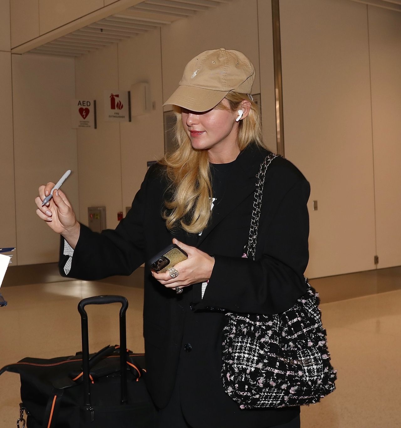 Kathryn Newton - Arriving at LAX Airport in LA 10/15/2023 • CelebMafia