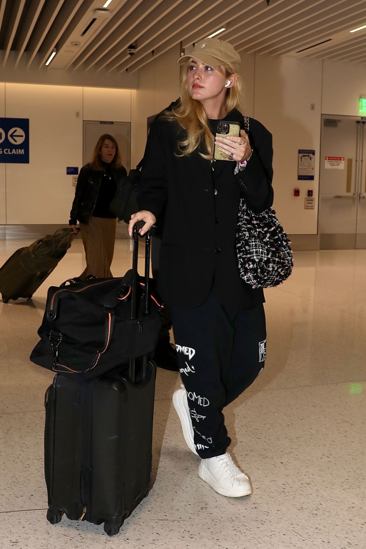 Kathryn Newton - Arriving at LAX Airport in LA 10/15/2023 • CelebMafia