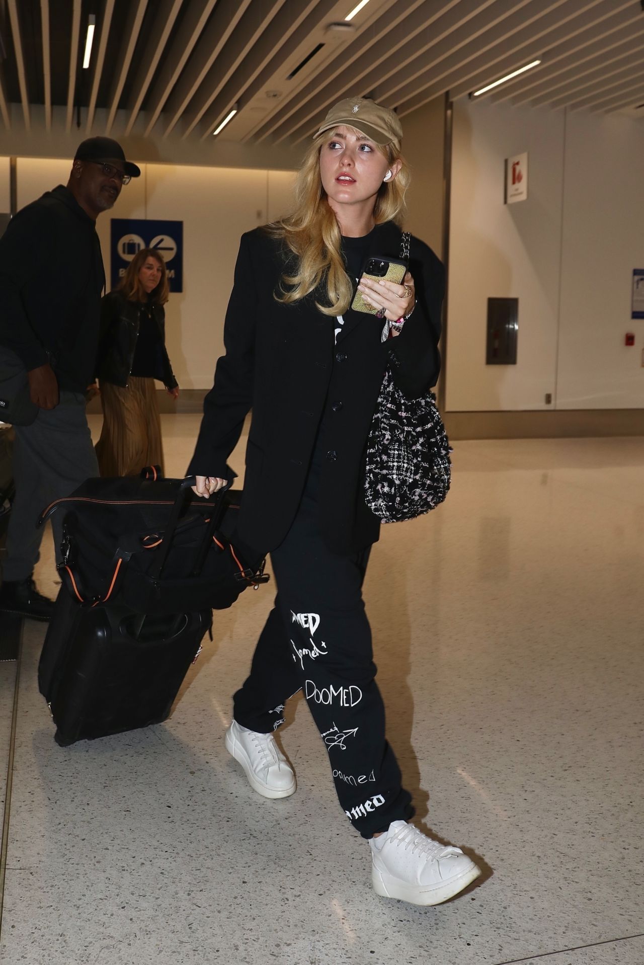 Kathryn Newton - Arriving at LAX Airport in LA 10/15/2023 • CelebMafia