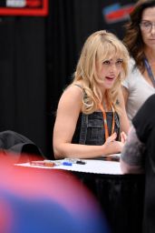 Kathryn Newton - Signing Autographs at NY Comic Con 10/14/2023