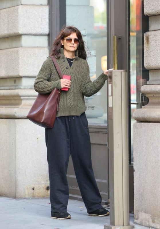 Katie Holmes - Arrives at an Office Building in New York 10/25/2023