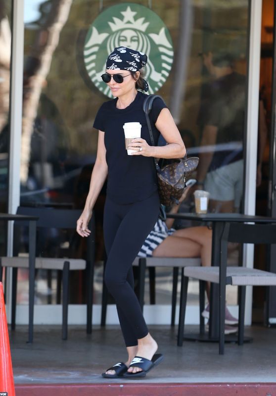 Lisa Rinna Makeup-free in an All-black Attireat the Beverly Glen Center in LA 10/16/2023